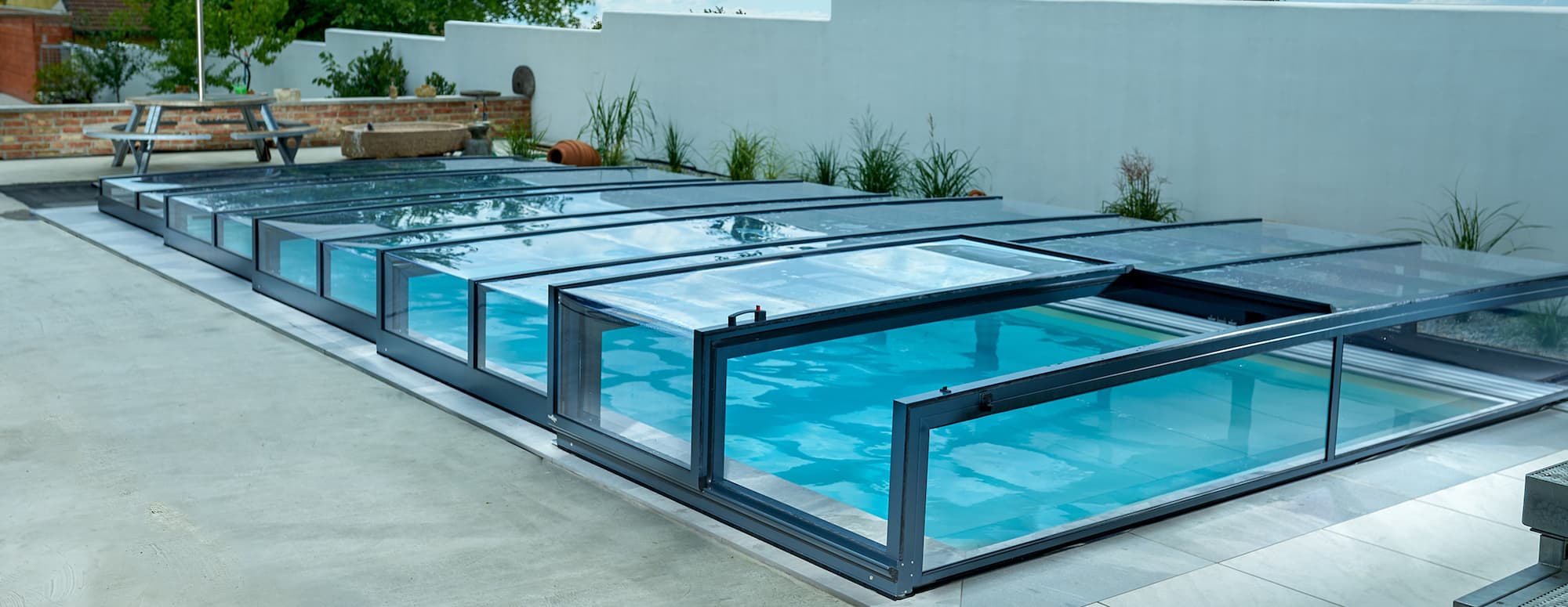 Piscine avec un abris piscine