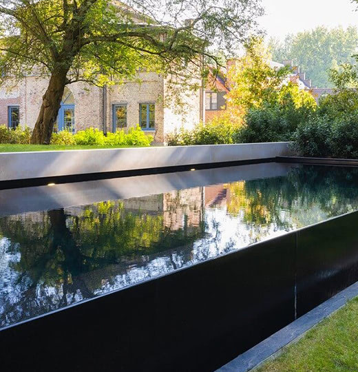 Piscine à débordement